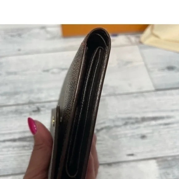 LOUIS VUITTON DAMIER PORTE-TRESOR
PAPIER WALLET - Picture 6 of 11